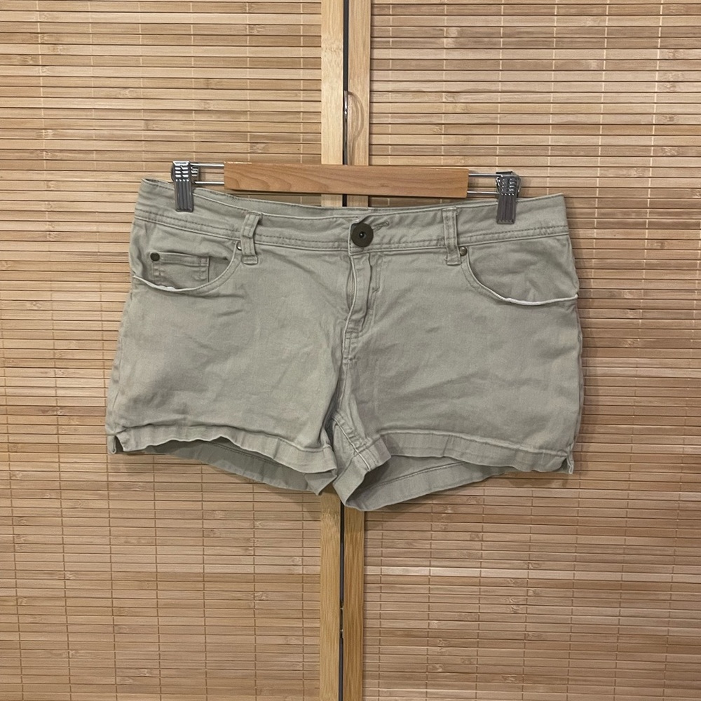 SO Y2K khaki low rise shorts juniors size 13 EUC